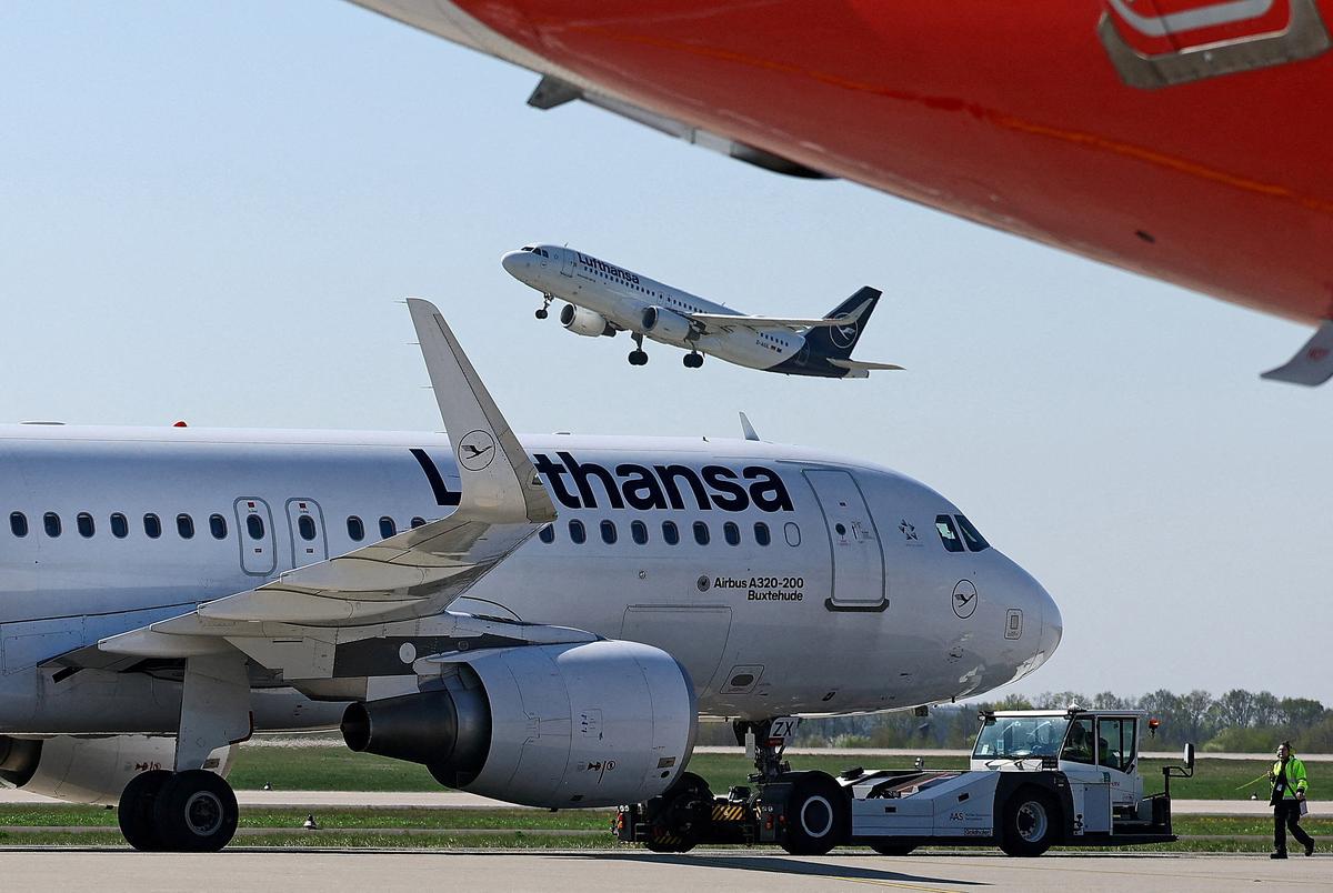 FILE PHOTO: An aircraft of German air carrier Lufthansa takes off from Berlin Brandenburg Airport in Schoenefeld, Germany, April 21, 2026. REUTERS/Lisi Niesner/File Photo