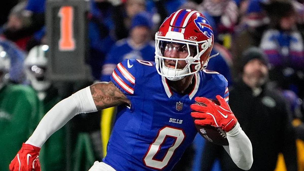  Jan 4, 2026; Orchard Park, New York, USA; Buffalo Bills wide receiver Keon Coleman (0) carries the ball against the New York Jets during the third quarter at Highmark Stadium. Mandatory Credit: Gregory Fisher-Imagn Images | Gregory Fisher-Imagn Images 