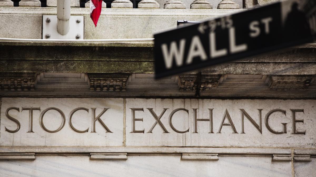 A street sign for Wall Street hangs in front of the New York Stock Exchange May 8, 2013. Stocks pushed further into record territory on Wednesday, driving the S&P 500 to an all-time high close for a fifth day, helped by strength in financials and technology. REUTERS/Lucas Jackson (UNITED STATES - Tags: BUSINESS)