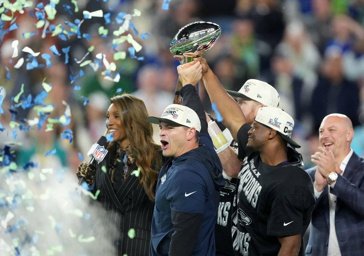  Seattle Seahawks head coach Mike MacDonald and Seattle Seahawks running back Kenneth Walker III hoist the Vince Lombardi Trophy after defeating the New England Patriots in Super Bowl LX at Levi's Stadium. (Credit: Kirby Lee-Imagn Images) Kirby Lee-Imagn Images
