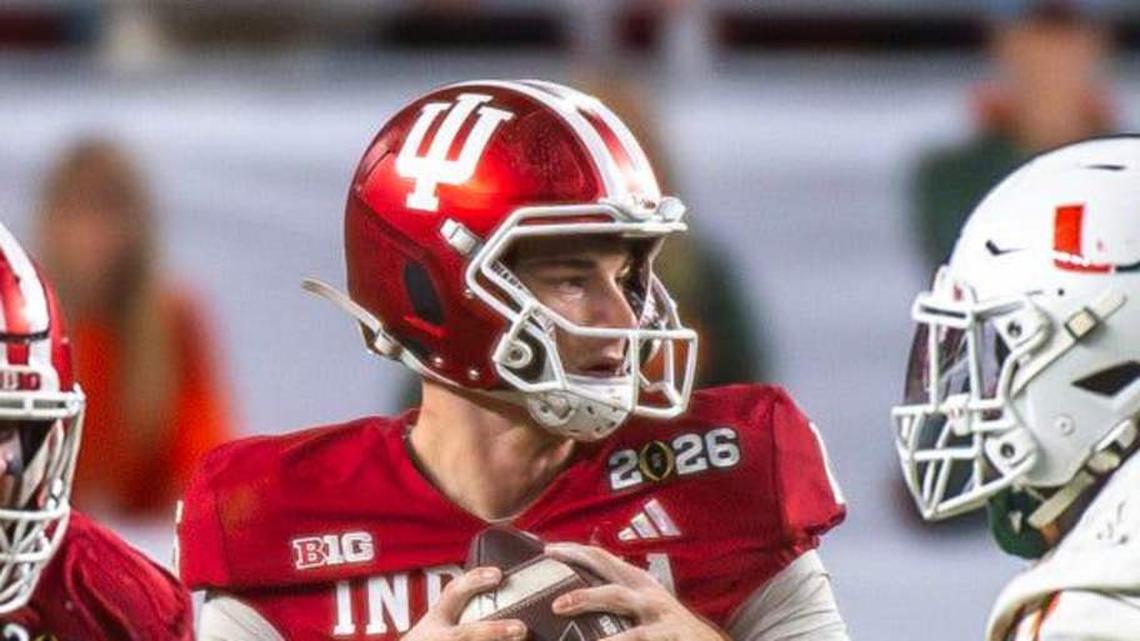  Indiana's Fernando Mendoza (15) looks downfield during the College Football Playoff National Championship college football game at Hard Rock Stadium in Miami Gardens on Monday, Jan. 19, 2026. | Rich Janzaruk/Herald-Times / USA TODAY NETWORK via Imagn Images 
