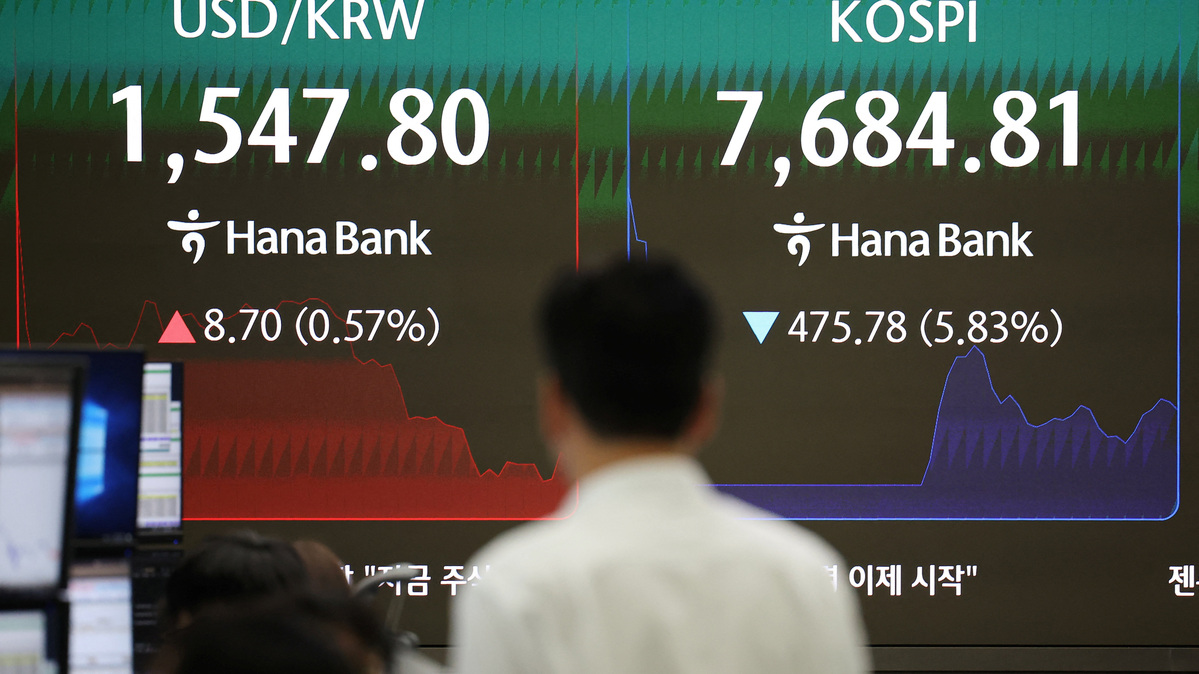 A currency dealer looks at an electronic board displaying the exchange rate between the U.S. dollar and South Korean won and the Korea Composite Stock Price Index (KOSPI) at the dealing room of a bank in Seoul, South Korea, June 8, 2026.   REUTERS/Kim Hong-Ji