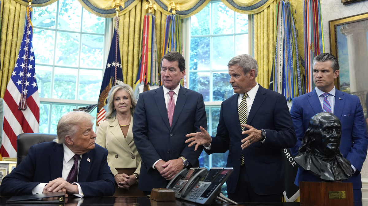 Trump. Tennessee Gov. Bill Lee speaks as President Donald Trump, from left, Sen. Marsha Blackburn, R-Tenn., and Sen. Bill Hagerty, R-Tenn., and Defense Secretary Pete Hegseth listen in the Oval Office of the White House, Monday, Sept. 15, 2025, in Washington. (AP Photo/Alex Brandon)