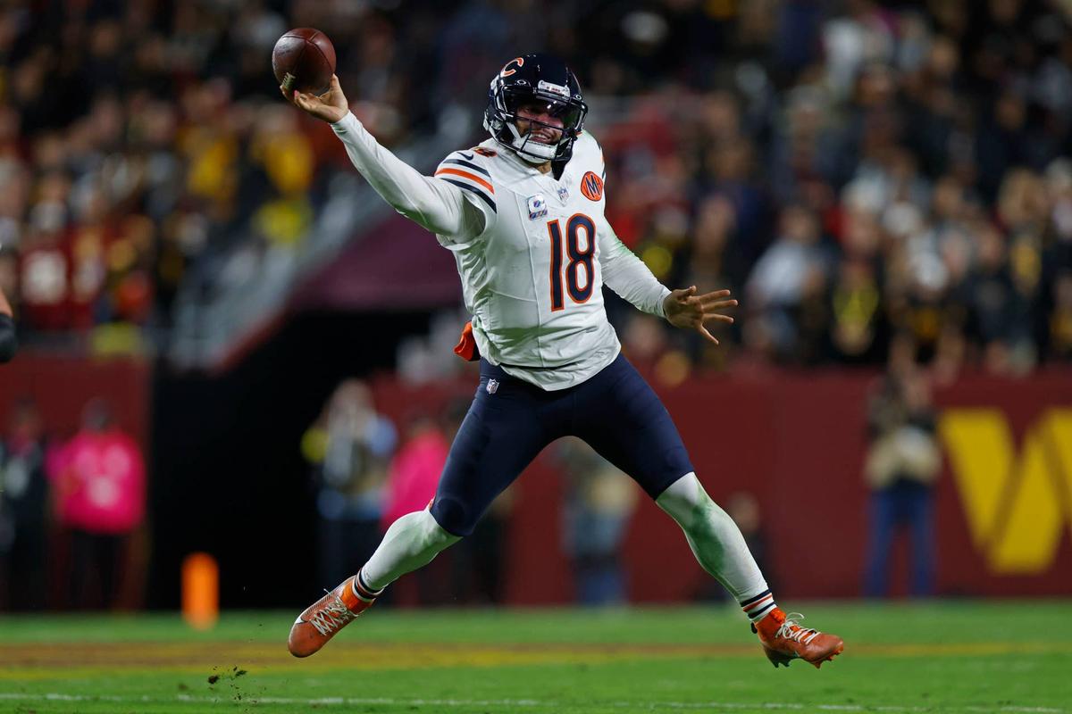  Chicago Bears quarterback Caleb Williams (18) throws the ball against the Washington Commanders Peter Casey-Imagn Images