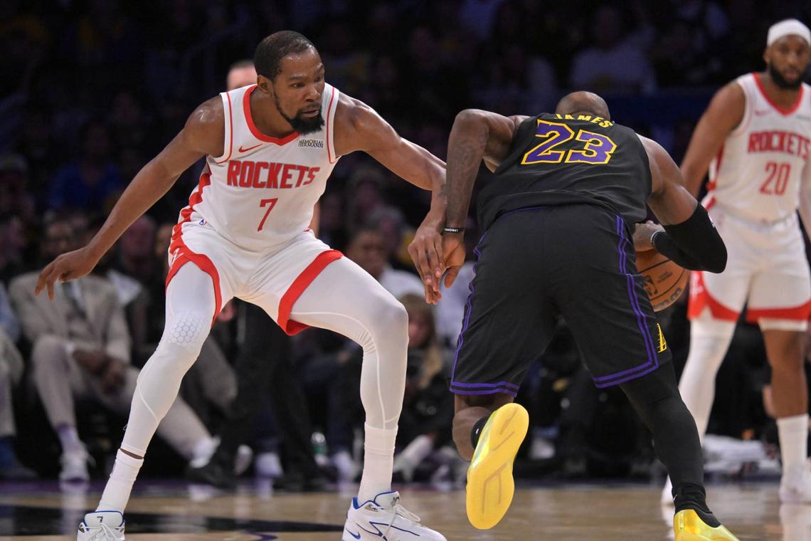  Houston Rockets forward Kevin Durant (7) defends Los Angeles Lakers forward LeBron James (23). 