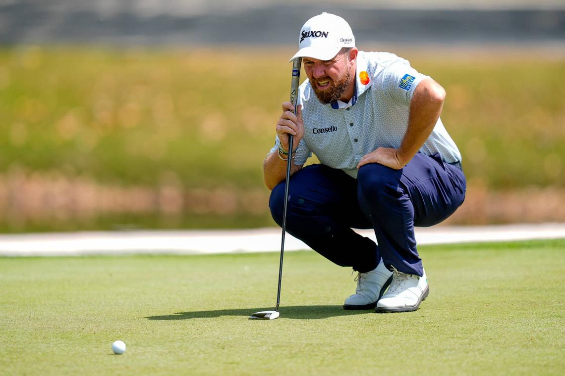  Apr 16, 2026; Hilton Head, South Carolina, USA; Shane Lowry lines up his putt on seven during the first round of the RBC Heritage golf tournament. Mandatory Credit: Jim Dedmon-Imagn Images 