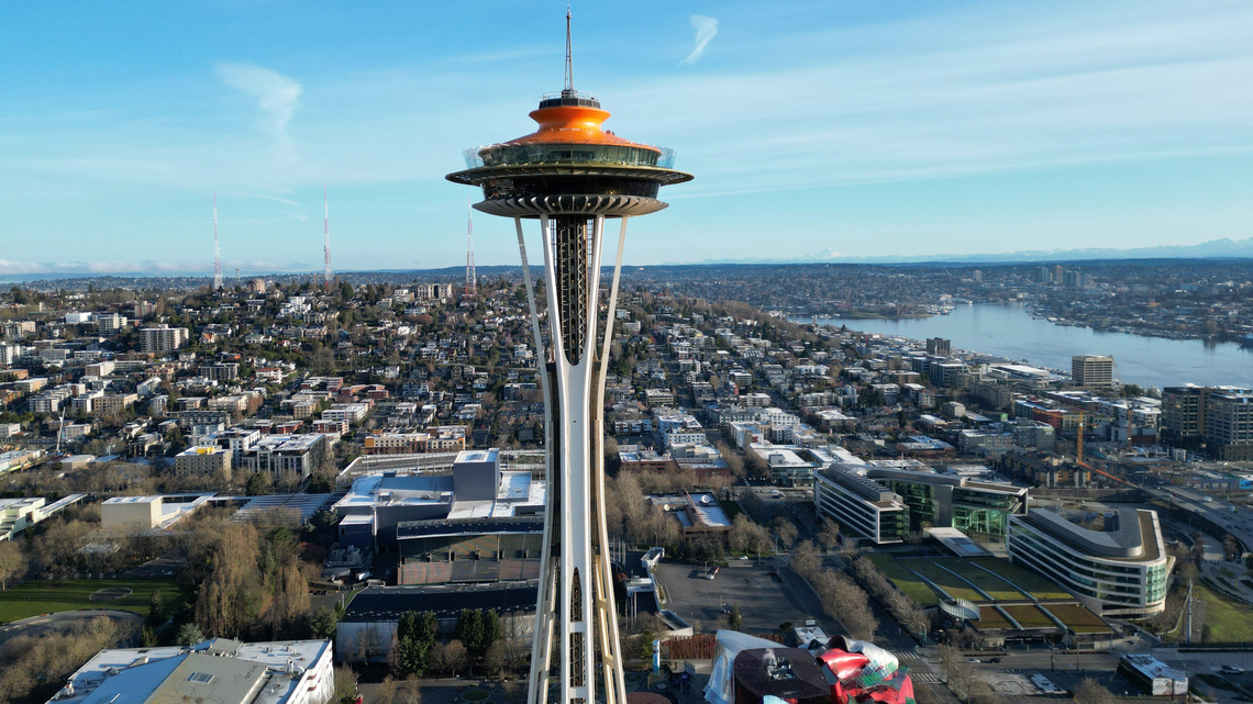 Seattle police search for men who parachuted from Space Needle 