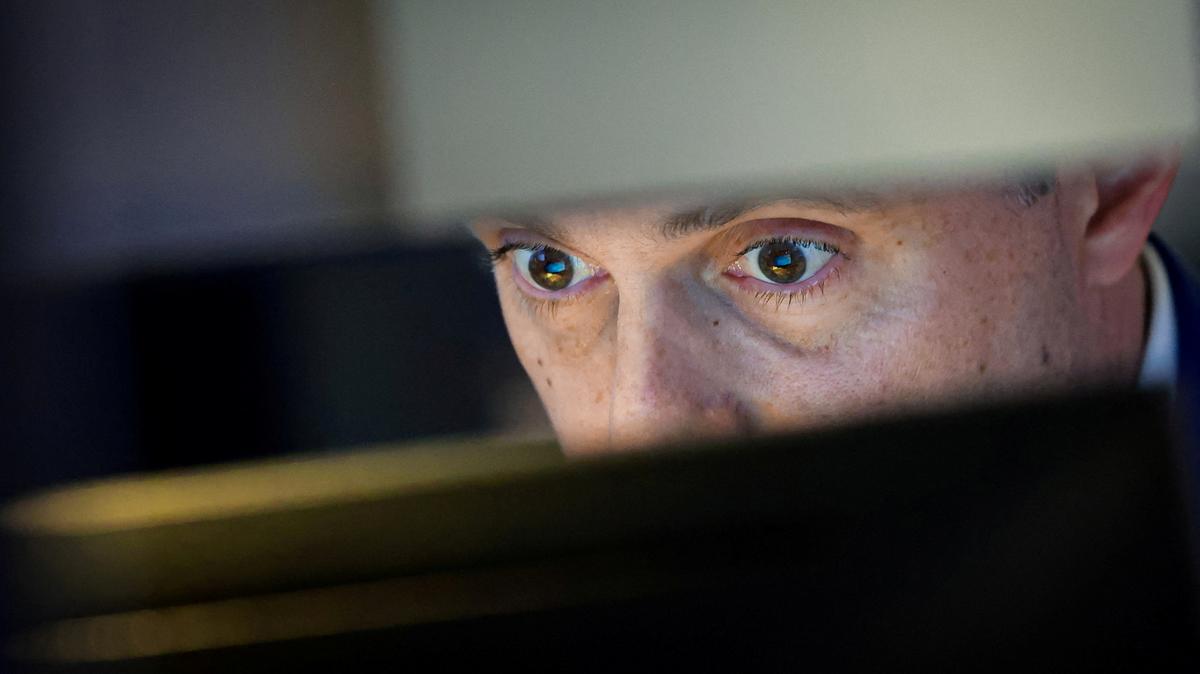 FILE PHOTO: A specialist trader works at his post on the floor at the New York Stock Exchange (NYSE) in New York City, U.S., May 7, 2026.  REUTERS/Brendan McDermid/File Photo