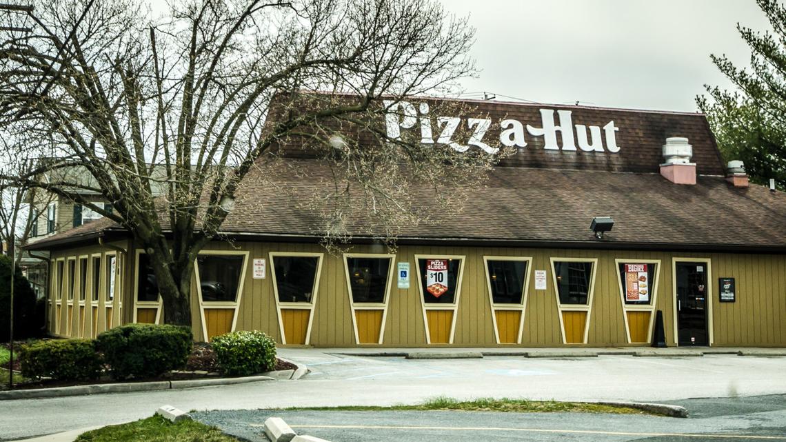 10 Pizza Hut Items From the '90s That Need to Come Back (Especially the Bigfoot) 