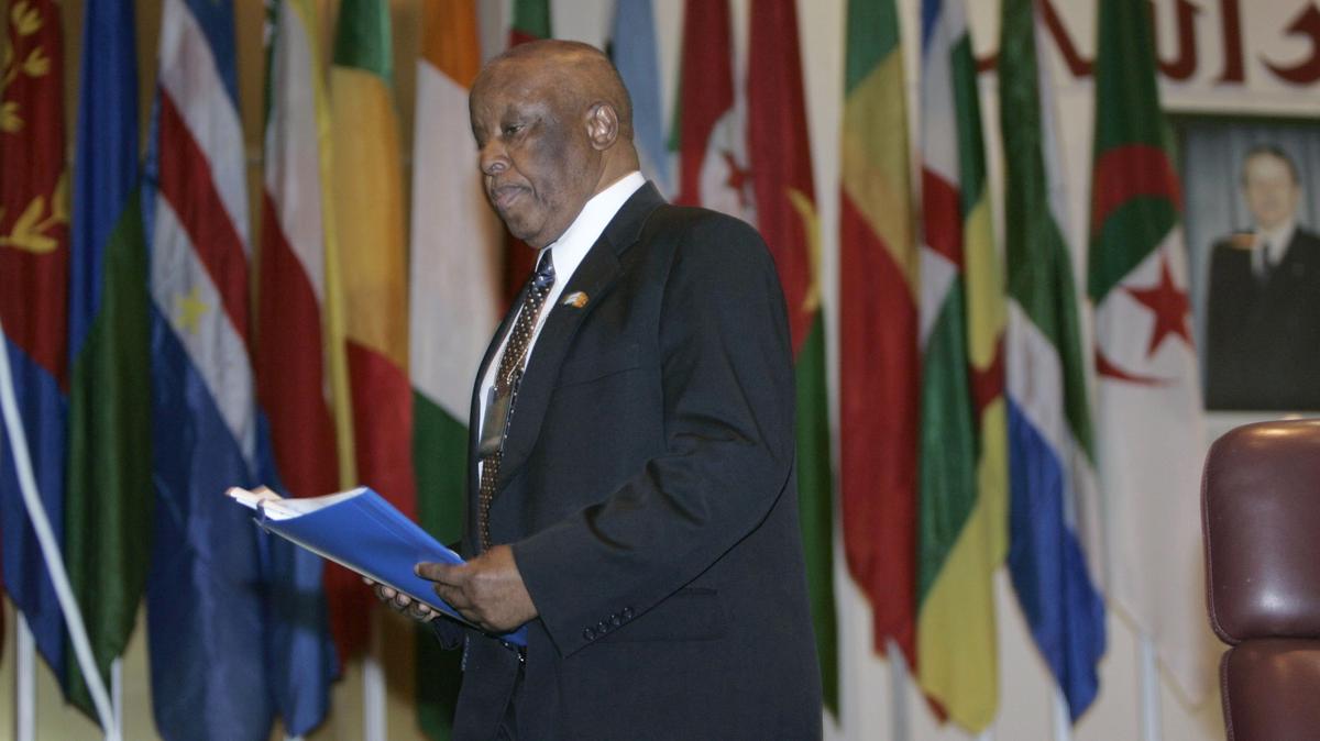 FILE PHOTO: Former President of Botswana and United Nations' special envoy for Climate Change Festus Gontebanye Mogae attends the opening session of the "African Conference of Ministers in Charge Of Environment On Climate Change Post-2012" in Algiers November 19, 2008.  REUTERS/Louafi Larbi/File Photo
