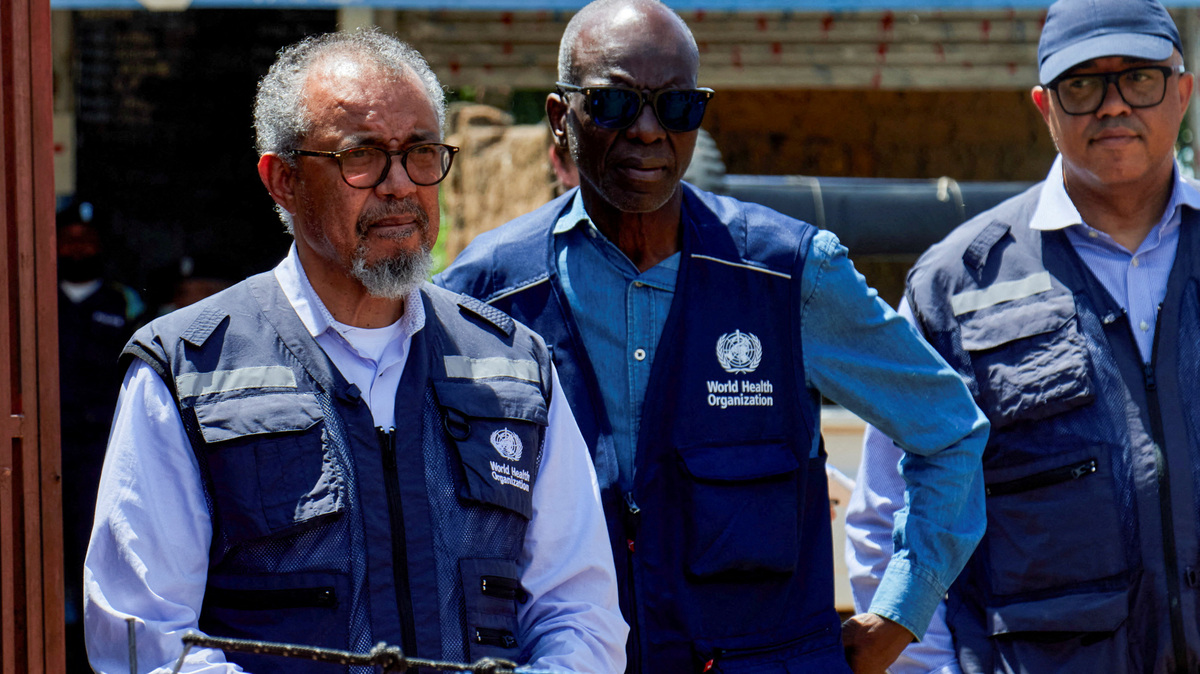 Director-General of the World Health Organisation (WHO) Tedros Adhanom Ghebreyesus tours the Evangelical Medical Center (CEM), one of the facilities at the forefront of the response to the Ebola outbreak during his visit to coordinate the response to the Ebola outbreak, as agencies intensify efforts to contain a new Ebola outbreak caused by the Bundibugyo virus strain, in Bunia, Ituri province, Democratic Republic of Congo, May 31, 2026. REUTERS/Gradel Muyisa Mumbere