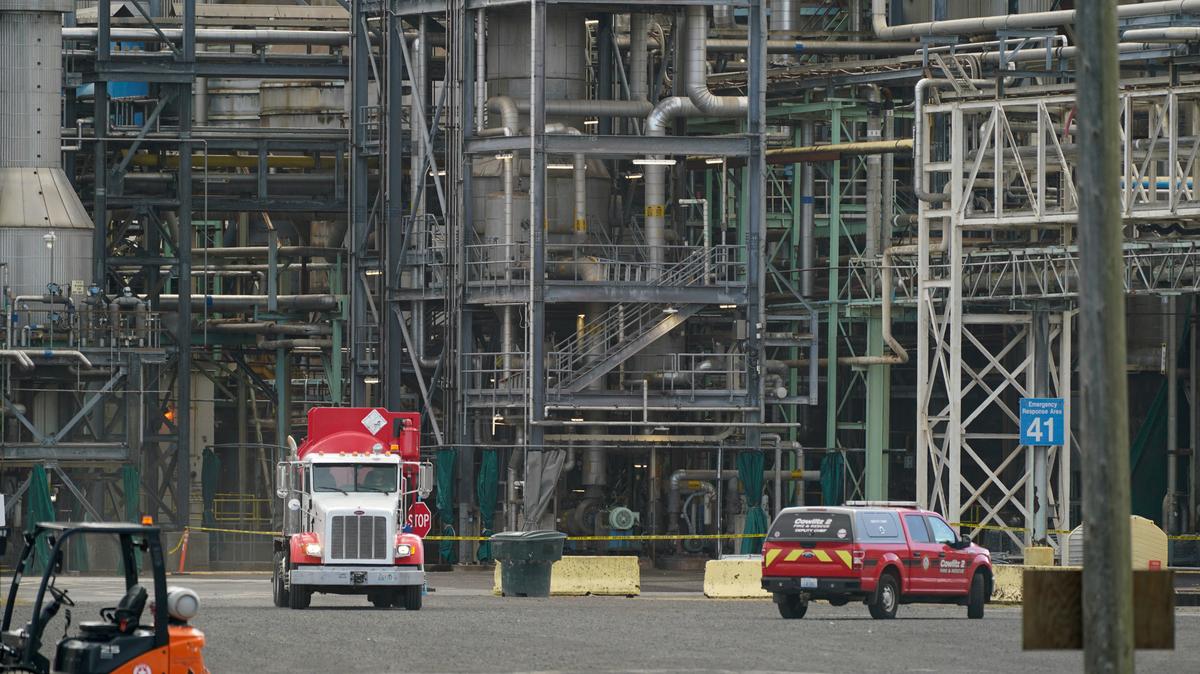 Vehicles are parked after a chemical tank rupture at the Nippon Dynawave Packaging pulp and paper mill in Longview, Washington, U.S., May 26, 2026.  REUTERS/David Ryder