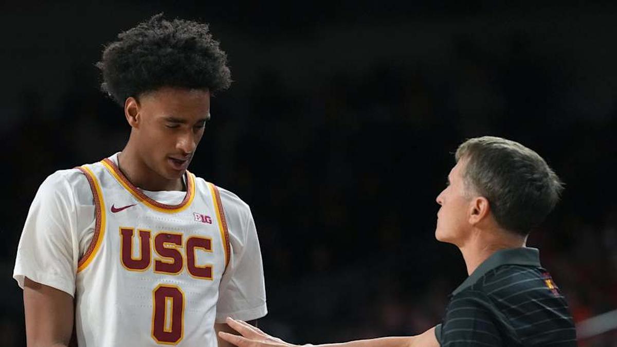  Feb 18, 2026; Los Angeles, California, USA; Southern California Trojans head coach Eric Musselman and guard Alijah Arenas (0) react against the Illinois Fighting Illini in the first half at Galen Center. | Kirby Lee-Imagn Images 