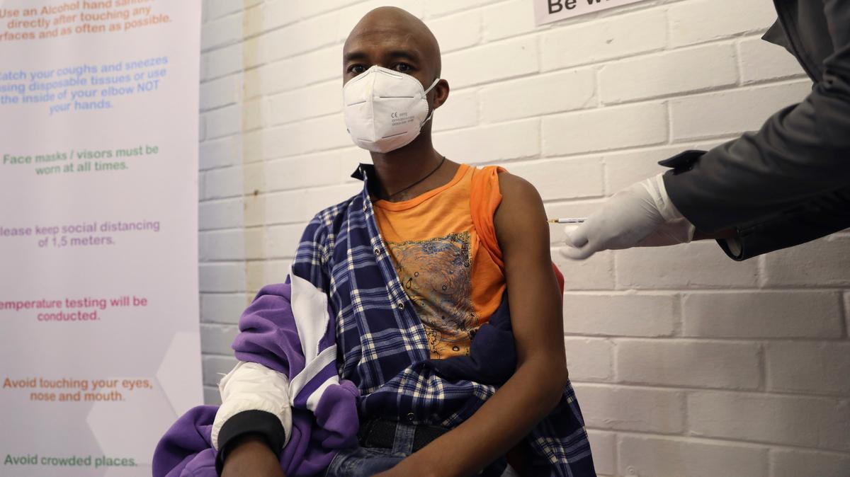 Un voluntario recibe una vacuna experimental contra el COVID-19 en el Hospital Chris Hani Baragwanath en Soweto, Johannesburgo, en Sudáfrica, el 24 de junio de 2020.