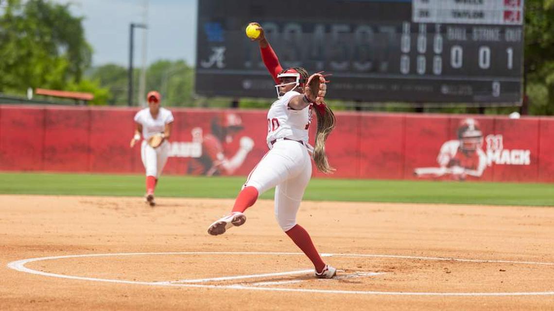  Alabama pitcher Vic Moten pitches in the second game of the series against Kentucky on April. 18, 2026. | Sarah Munzenmaier/Alabama Crimson Tide on SI 