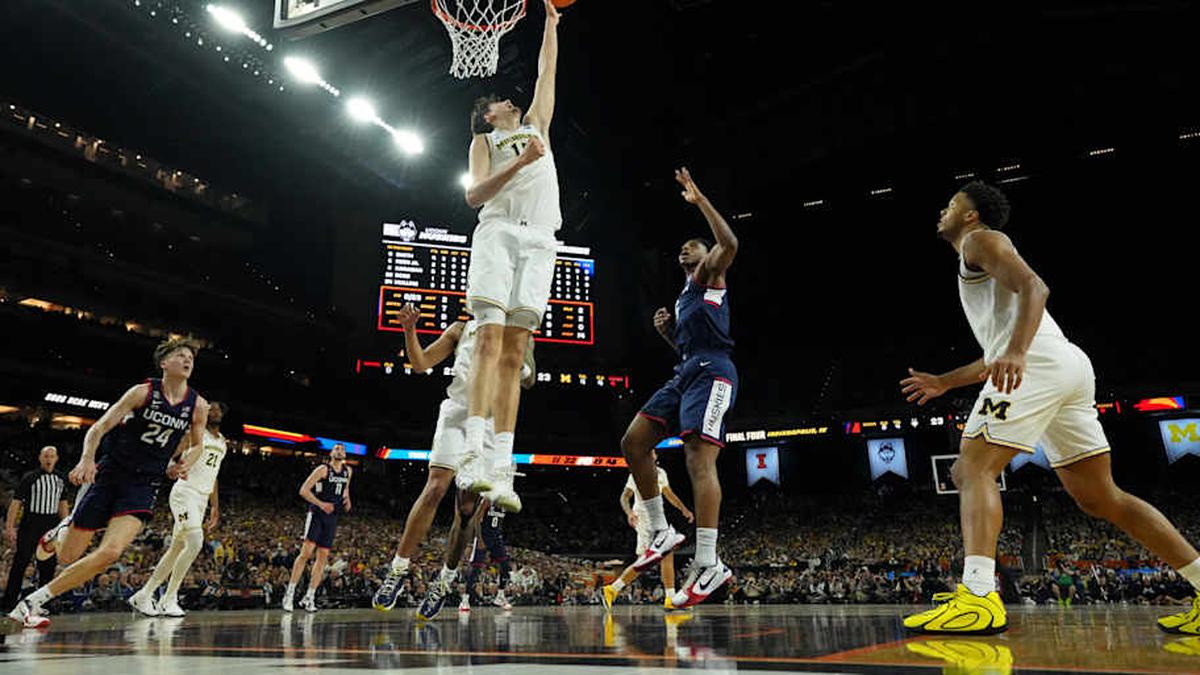  Michigan center Aday Mara blocks the shot of UConn forward Tarris Reed Jr. during the 2026 national championship game. | Bob Donnan-Imagn Images 