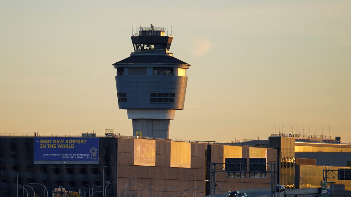 Lawmakers ask FAA to pause use of new AI tool in DC-area flight management 