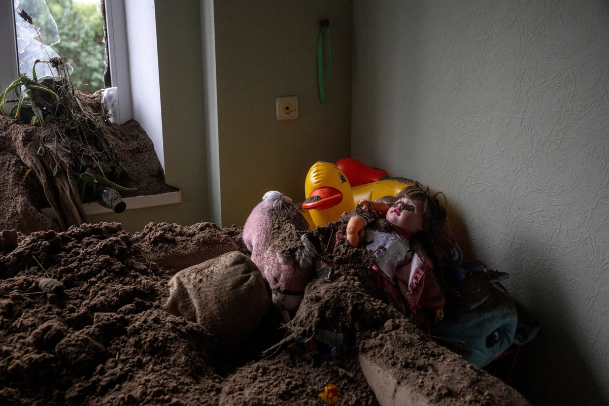 Dirt piles up in a room of a third-floor apartment after it was blasted through the window from a nearby impact during Russian missile and drone strikes, amid Russia's attack on Ukraine, in Kyiv, Ukraine July 6, 2026. REUTERS/Thomas Peter