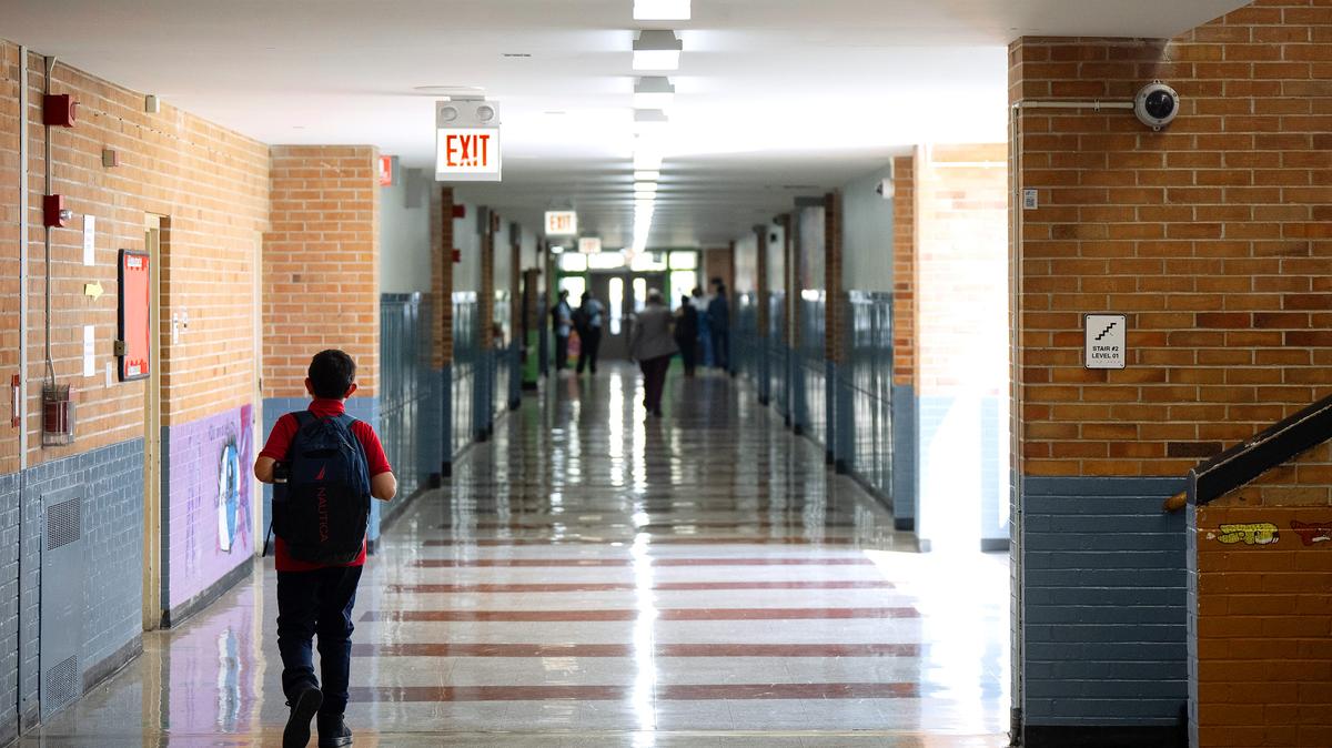 Students navigate the hallway at a Chicago Public Schools high school in 2024. (E. Jason Wambsgans/Chicago Tribune/TNS)