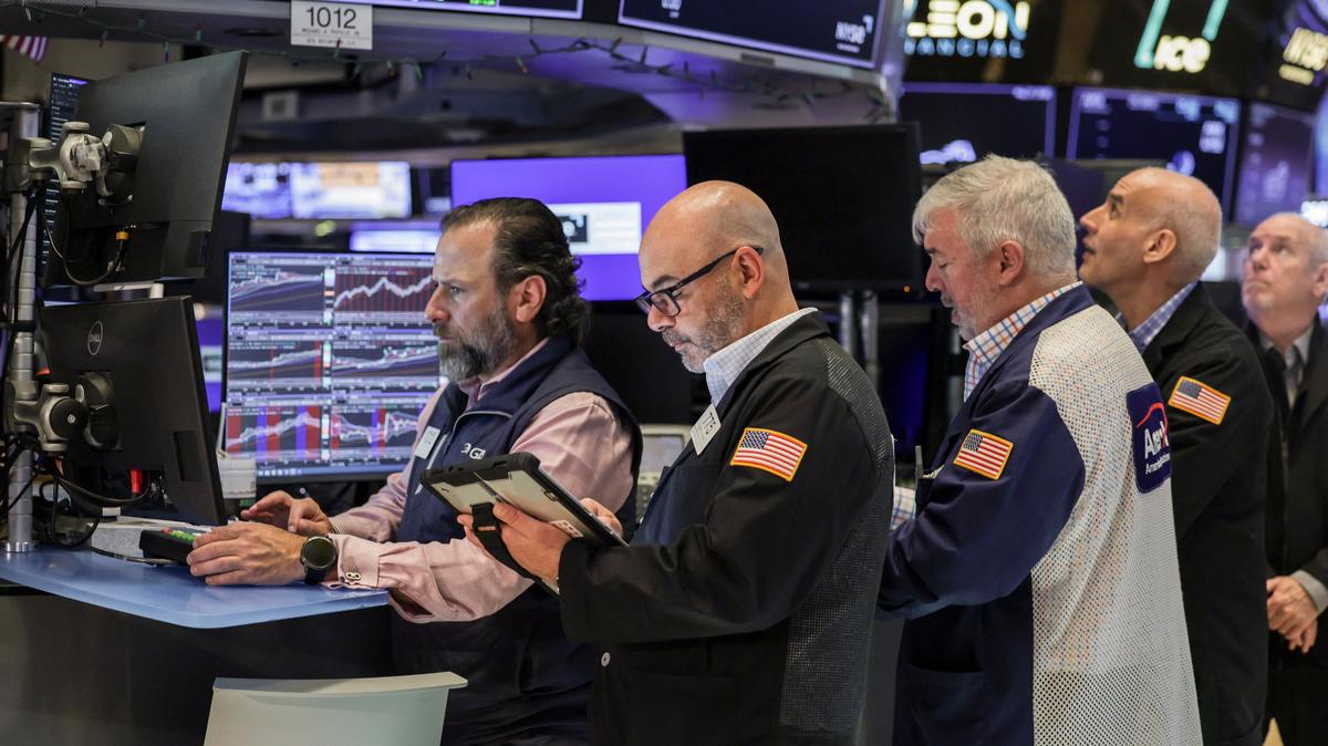 Traders work on the floor at the New York Stock Exchange (NYSE) in New York City, U.S., May 27, 2026. REUTERS/Jeenah Moon