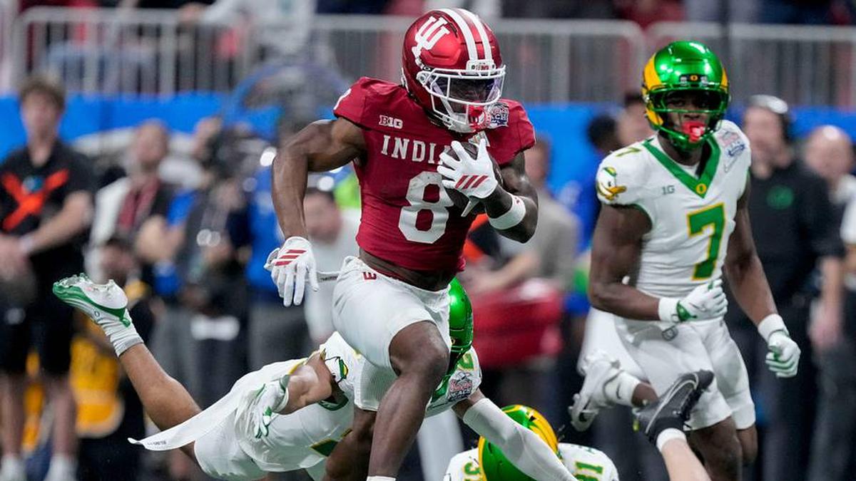  Indiana Hoosiers running back Kaelon Black (8) rushes the ball Friday, Jan. 9, 2026, during the Peach Bowl and semifinal game of the College Football Playoff against the Oregon Ducks at Mercedes-Benz Stadium in Atlanta. | Grace Hollars/IndyStar / USA TODAY NETWORK via Imagn Images 