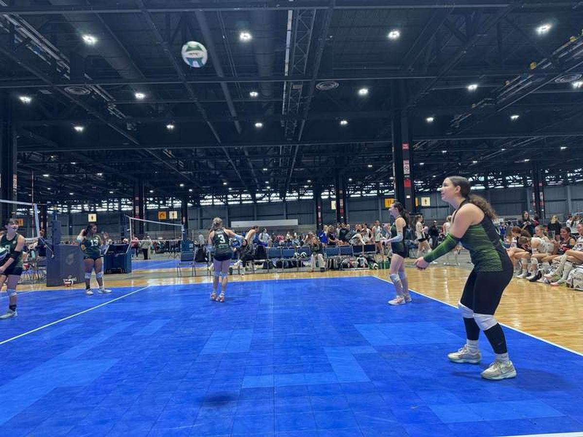  High-energy tournament action as the team competes at McCormick Place in Chicago. The atmosphere is loud, intense, and exhausting, making downtime and fun activities in the city just as important as the games themselves. Photo credit: Emily Molina 