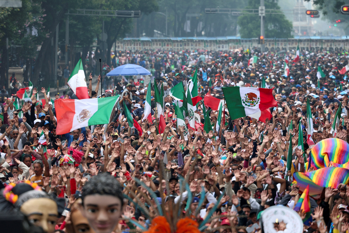 People participate in an attempt to break the Guinness World Record for the world’s largest “Mexican wave” along Reforma Avenue as part of activities ahead of the FIFA World Cup 2026, in Mexico City, Mexico, June 6, 2026. REUTERS/Luis Cortes