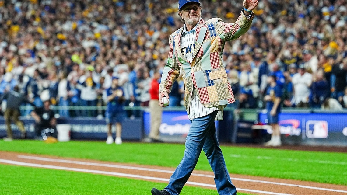 1982 Milwaukee Brewers Now: Cecil Cooper, Rollie Fingers, Robin Yount, Paul Molitor Today 
