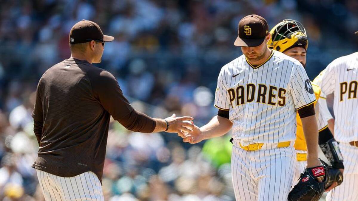  Jun 10, 2026; San Diego, California, USA; San Diego Padres manager Craig Stammen (14) takes the ball from starting pitcher Michael King (34) during the seventh inning against the Cincinnati Reds at Petco Park. | David Frerker-Imagn Images 