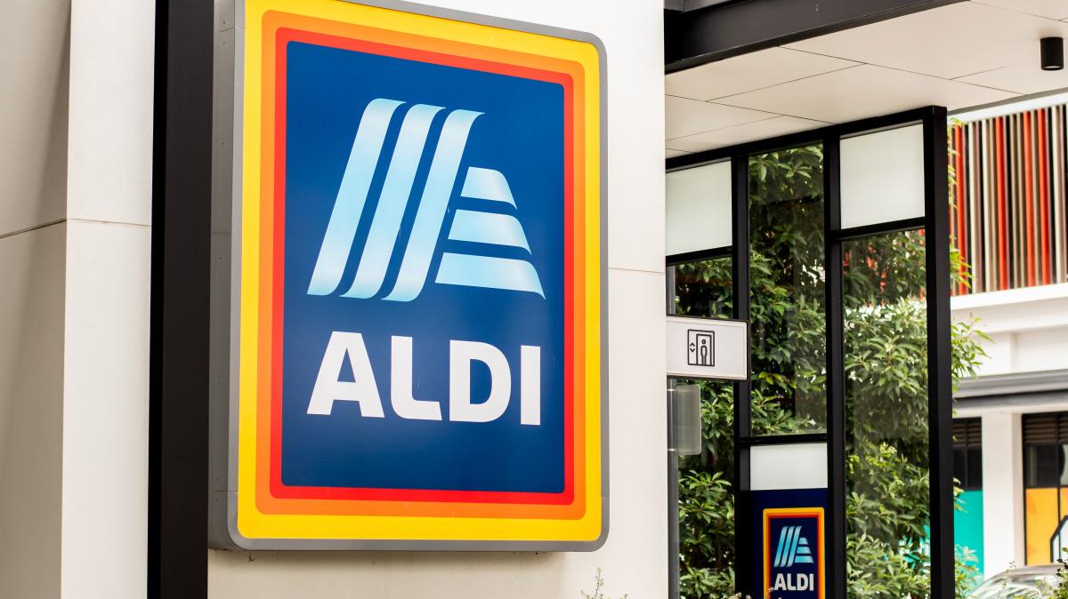 aldi storefront sign.