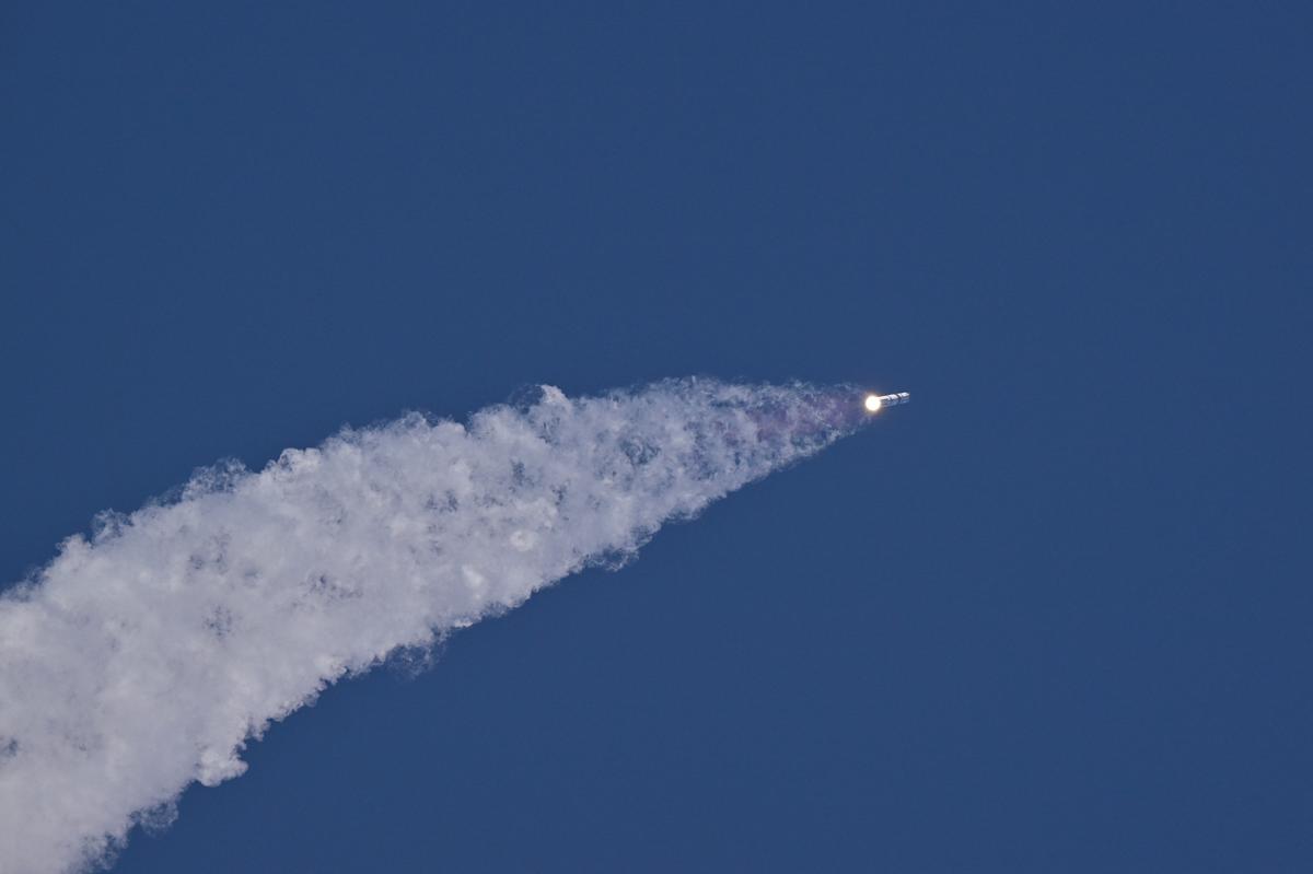 A SpaceX Super Heavy booster carrying the Starship spacecraft lifts off on its 12th test flight at Starbase, Texas, U.S., May 22, 2026. REUTERS/Steve Nesius