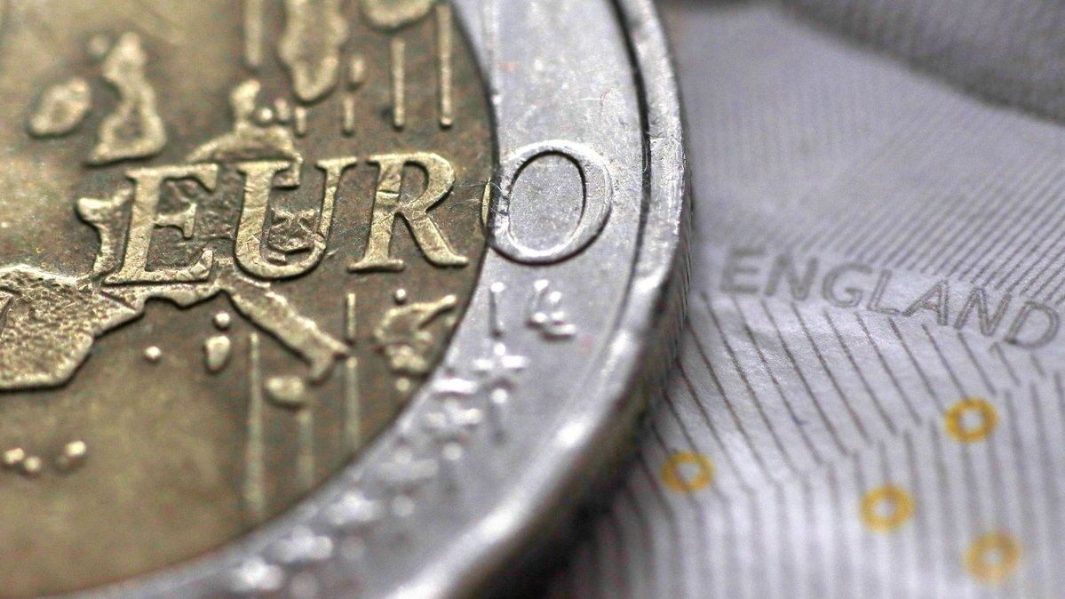 A two Euro coin is pictured next to an English ten Pound note in an illustration taken March 16, 2016.  REUTERS/Phil Noble/Illustration