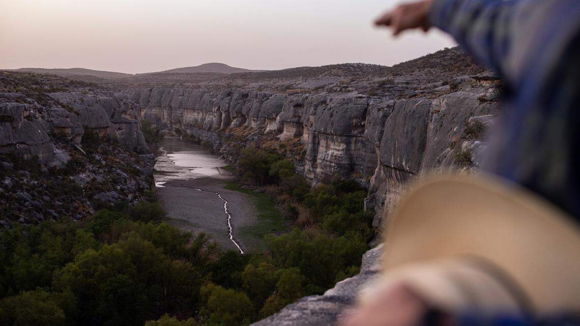 A border wall plan unites Republicans and Democrats in Texas: 'This is insane'