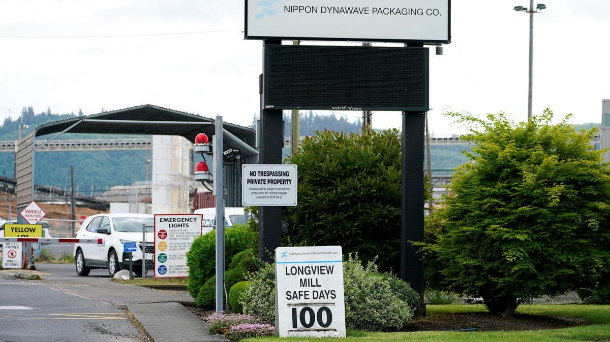 A signage at the Nippon Dynawave Packaging pulp and paper mill after a chemical tank rupture in Longview, Washington, U.S., May 26, 2026.  REUTERS/David Ryder