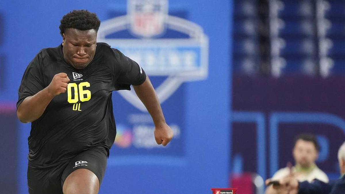  Feb 26, 2026; Indianapolis, IN, USA; NC State defensive lineman Brandon Cleveland (DL06) runs the 40-yard dash during the NFL Scouting Combine at Lucas Oil Stadium. Mandatory Credit: Kirby Lee-Imagn Images | Kirby Lee-Imagn Images 