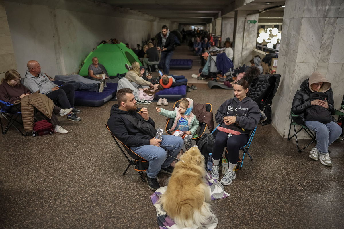 Residents take shelter inside a metro station with their child and pet during a Russian missile and drone strike, amid Russia's attack on Ukraine, in Kyiv, Ukraine June 15, 2026. REUTERS/Alina Smutko