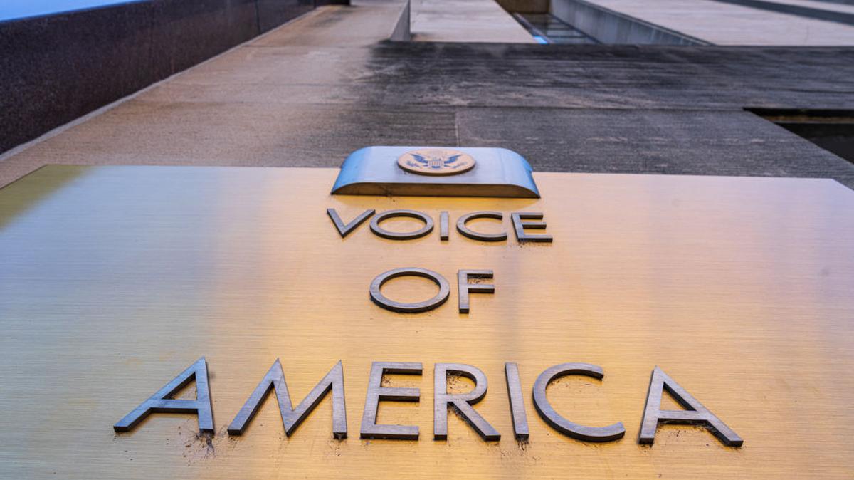 El cartel de la Voz de América (VOA) cuelga en la fachada de su sede el 9 de febrero de 2024 en Washington, D.C.