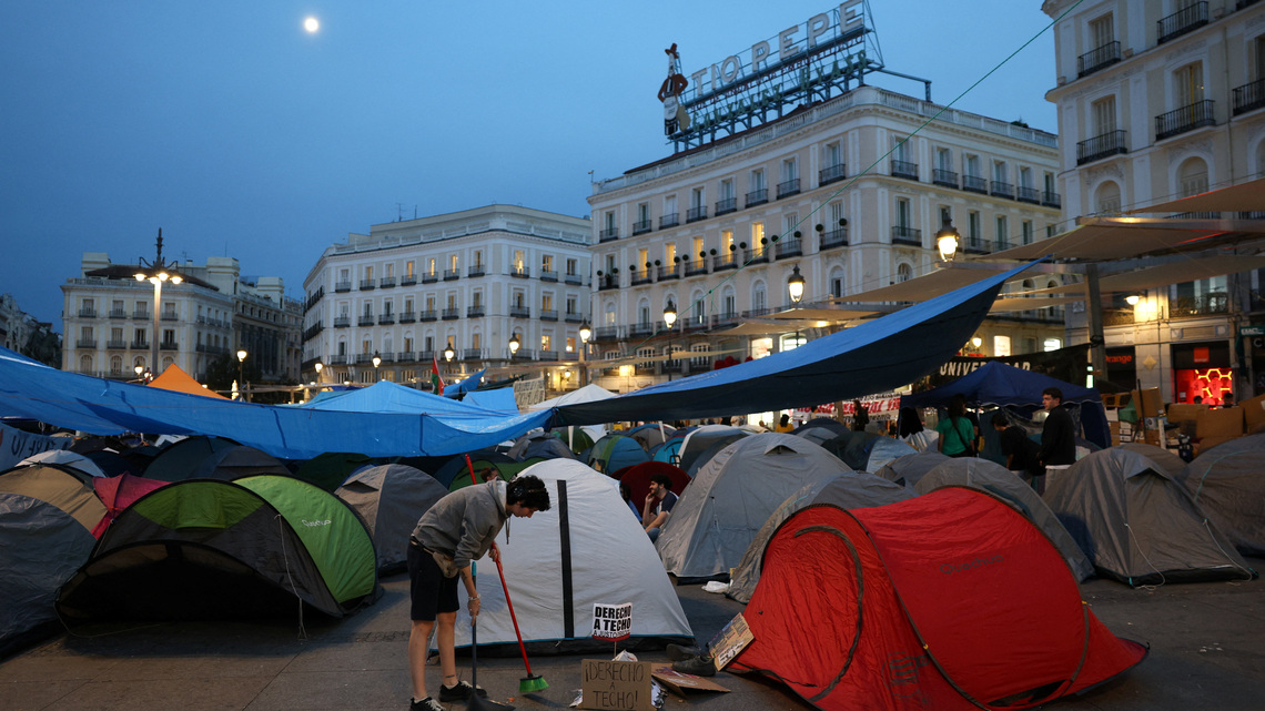 Protesters demand Spanish government limit evictions, pensioner to return home 