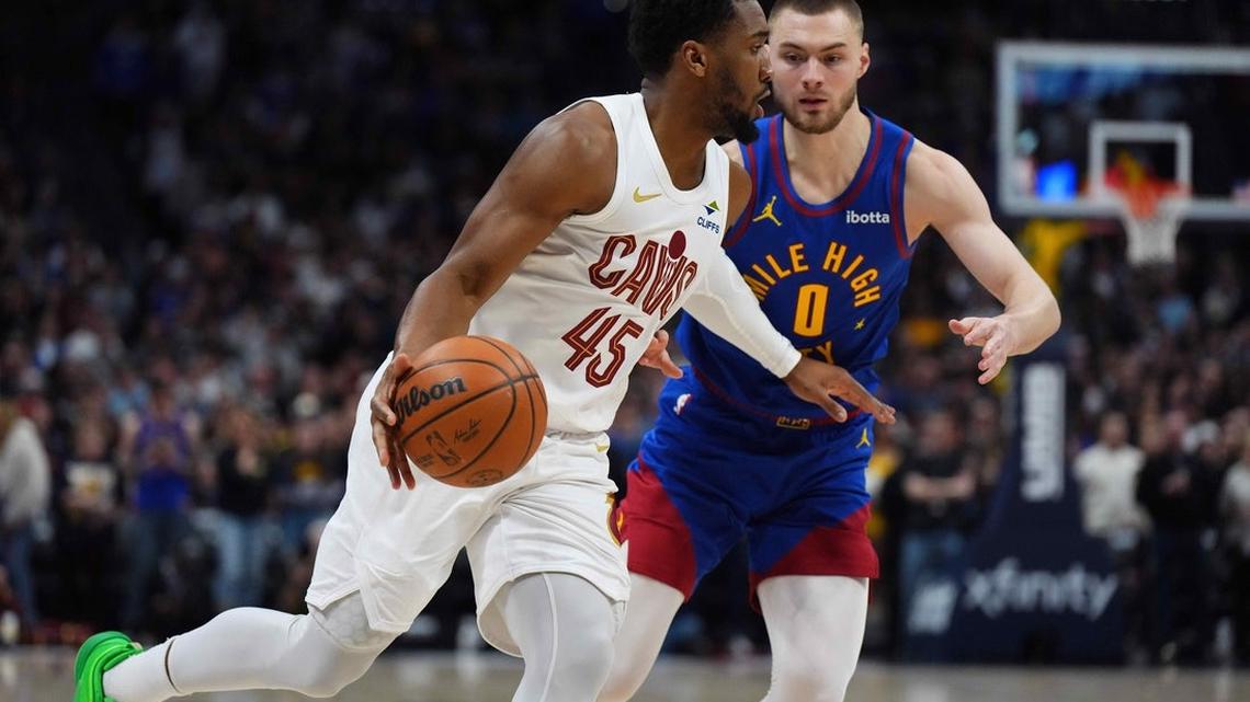 Donovan Mitchell's last-second FTs lift Cavs over Nuggets 