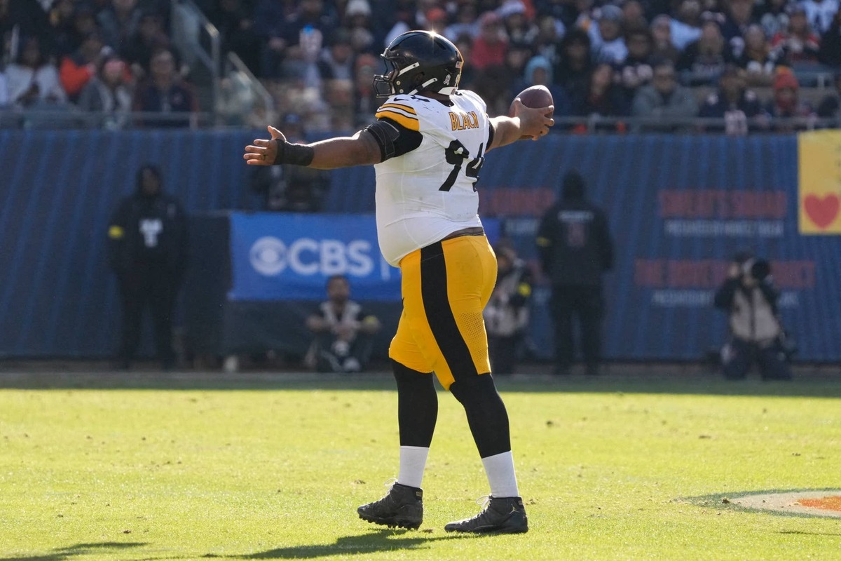  Nov 23, 2025; Chicago, Illinois, USA; Pittsburgh Steelers defensive end Yahya Black (94) reacts after a fumble recovery against the Chicago Bears during the first half at Soldier Field. Mandatory Credit: David Banks-Imagn Images reuters.com,2025:newsml_MT1USATODAY27663395:1505992921