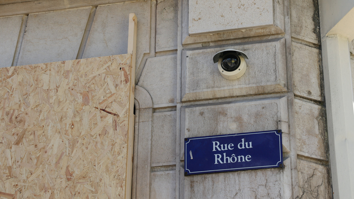 A wood panel to covering a shop windows is pictured next to a security camera at the Rue du Rhone ahead of a demonstration against the upcoming G7 summit in Evian-les-Bains, in Geneva, Switzerland, June 11, 2026. REUTERS/Denis Balibouse