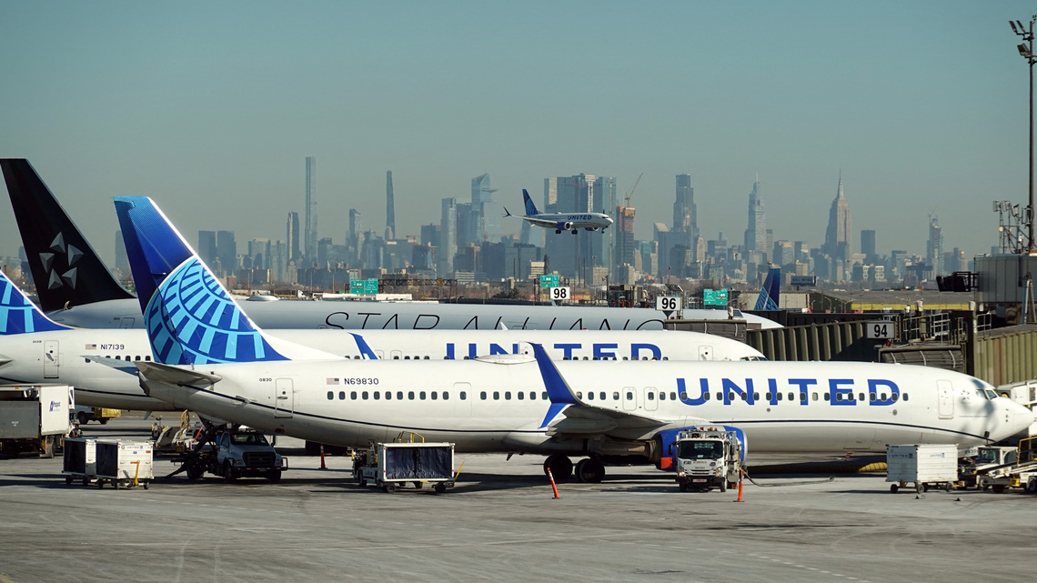 United Airlines profit outlook well below estimates, hit by fuel costs