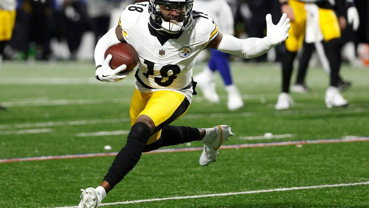  Pittsburgh Steelers wide receiver Diontae Johnson (18) tries to cut back against the Bills. | Jamie Germano/Rochester Democrat and Chronicle / USA TODAY NETWORK 