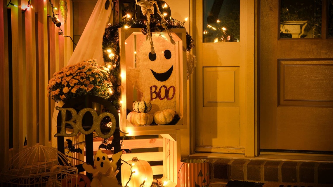 DIYers Are Turning Simple Supplies Into a Spooky-Cute Ghost Garland 