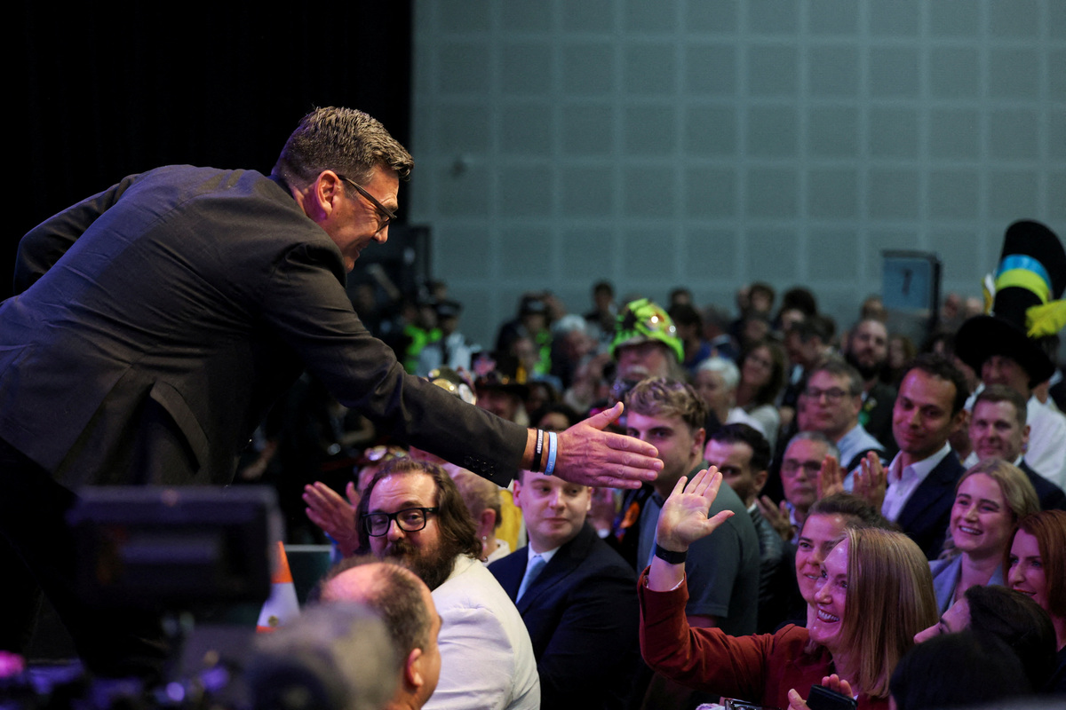 Newly elected Makerfield MP Andy Burnham of Britain's Labour Party greets a supporter following his victory in the Makerfield by-election, triggered by the resignation of Labour MP John Simons, at the The Edge Wigan in Wigan, Britain, June 19, 2026. REUTERS/Temilade Adelaja