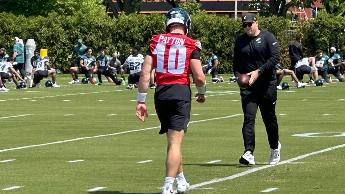  Eagles QB coach Parks Frazier works with Cole Payton. | John McMullen/Eagles On SI 