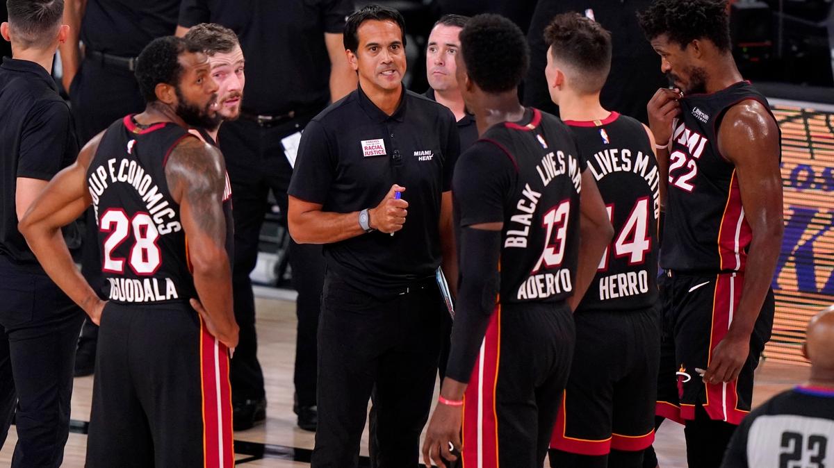 El entrenador del Heat, Erik Spoelstra (c) habla con Andre Iguodala (28), Goran Dragic, Bam Adebayo (13), Tyler Herro (14) y Jimmy Butler (22) en el Juego. 4 de una final de la Conferencia Este ante los Celtics el 23 de septiembre de 2020 en Lake Buena Vista.