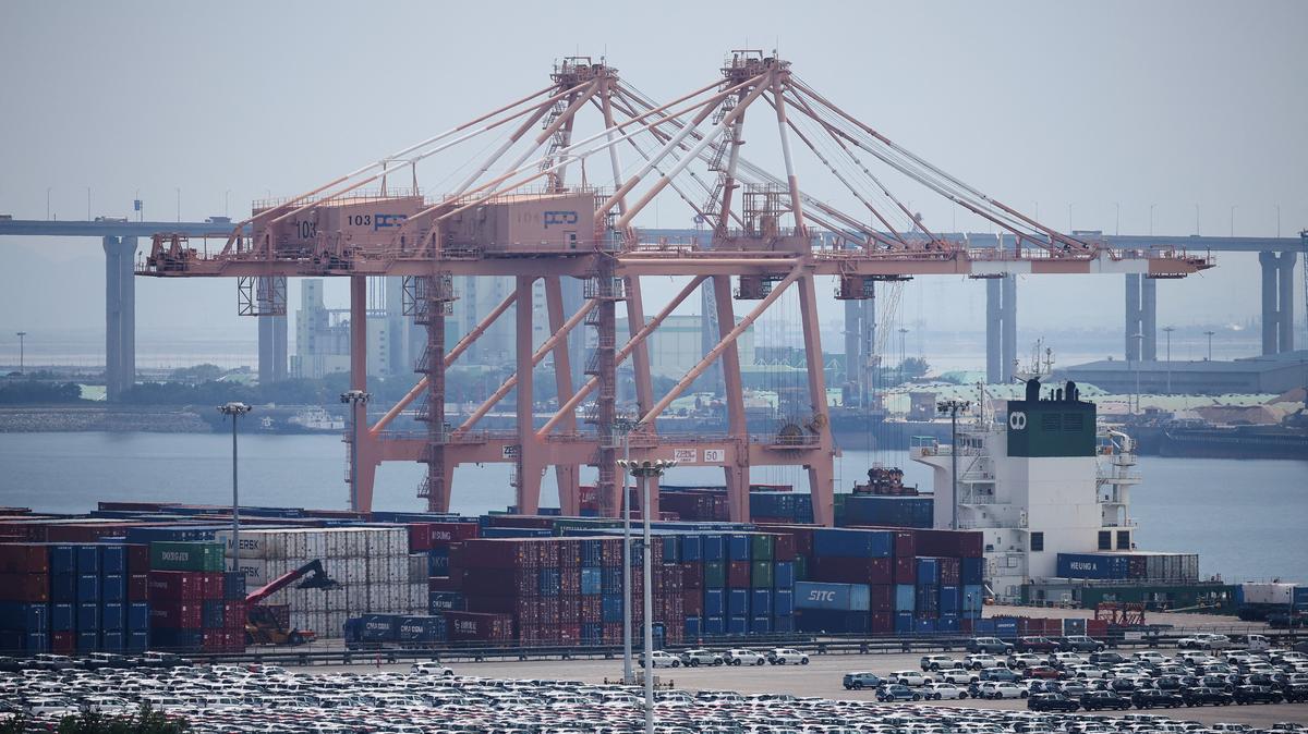KIA Motors' vehicles are parked to be exported, at a port in Pyeongtaek, South Korea, July 31, 2025.    REUTERS/Kim Hong-Ji