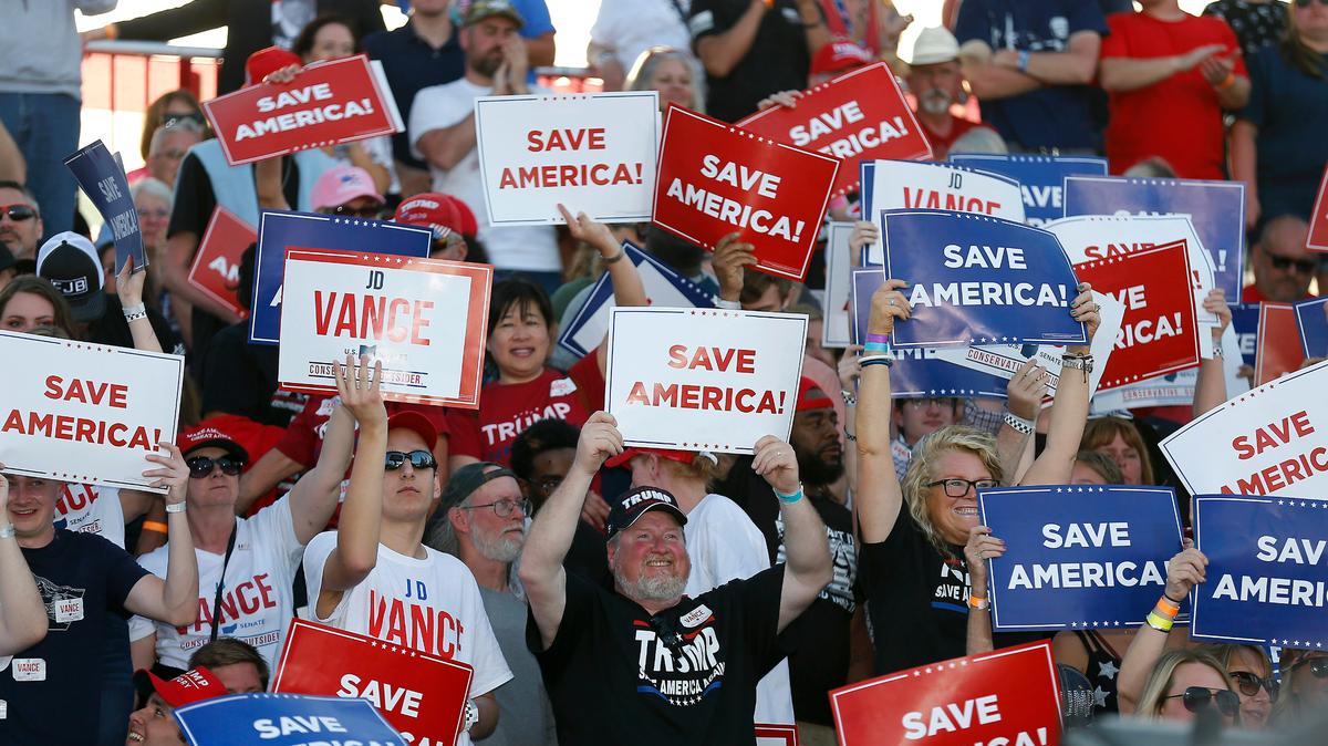 Los partidarios del expresidente Donald Trump aplauden en un mitin en el recinto ferial del condado Delaware, el sábado 23 de abril de 2022, en Delaware, Ohio, para respaldar a los candidatos republicanos antes de las primarias de Ohio el 3 de mayo. (Foto AP/Joe Maiorana)