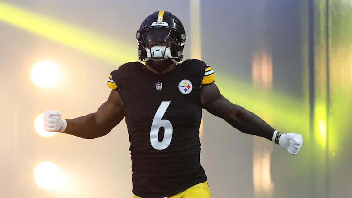  Nov 30, 2025; Pittsburgh, Pennsylvania, USA; Pittsburgh Steelers linebacker Patrick Queen (6) takes the field before the game against the Buffalo Bills at Acrisure Stadium. Mandatory Credit: Charles LeClaire-Imagn Images | Charles LeClaire-Imagn Images 